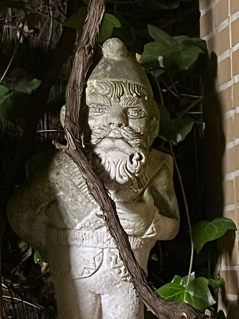 Fotografía de gnomo de piedra